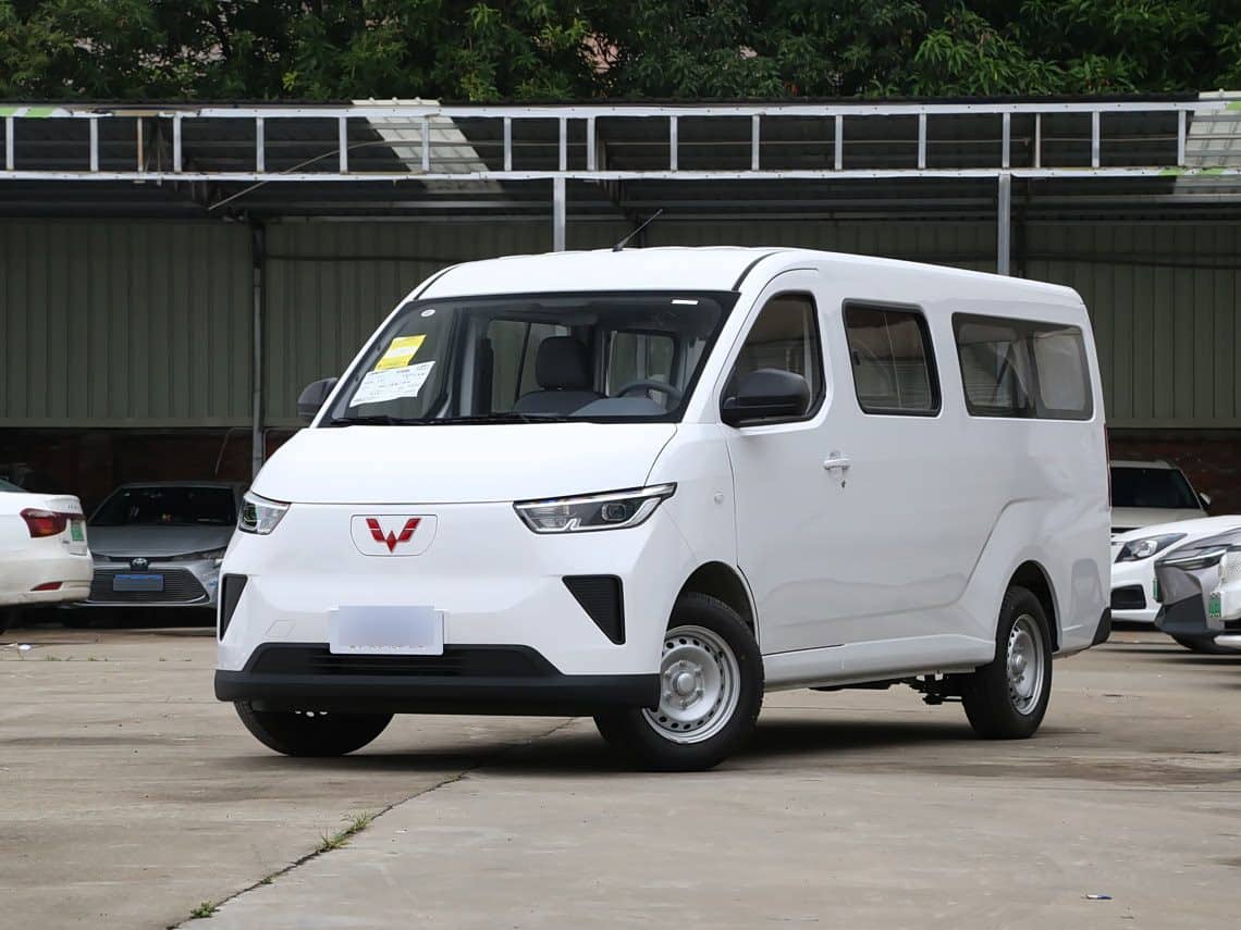2024 Wuling Yangguang — front three-quarter view, electric van for export