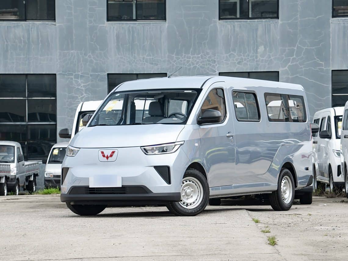 2025 Wuling Yangguang — front three-quarter view, electric van for export